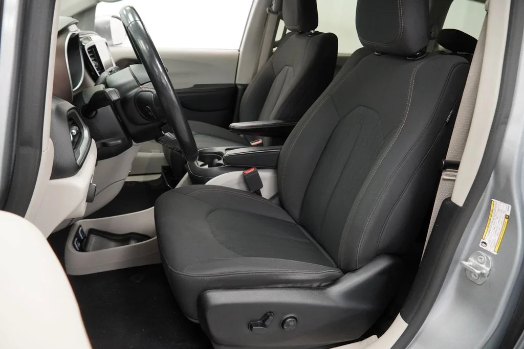 Used 2019 Silver Chrysler Touring Plus image 25