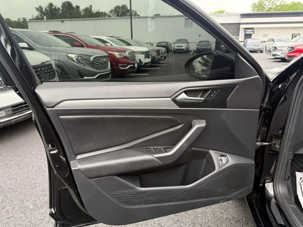 Used 2020 Black Uni Volkswagen SE Automatic (SULEV) w/ Cold Weather Pkg image 9