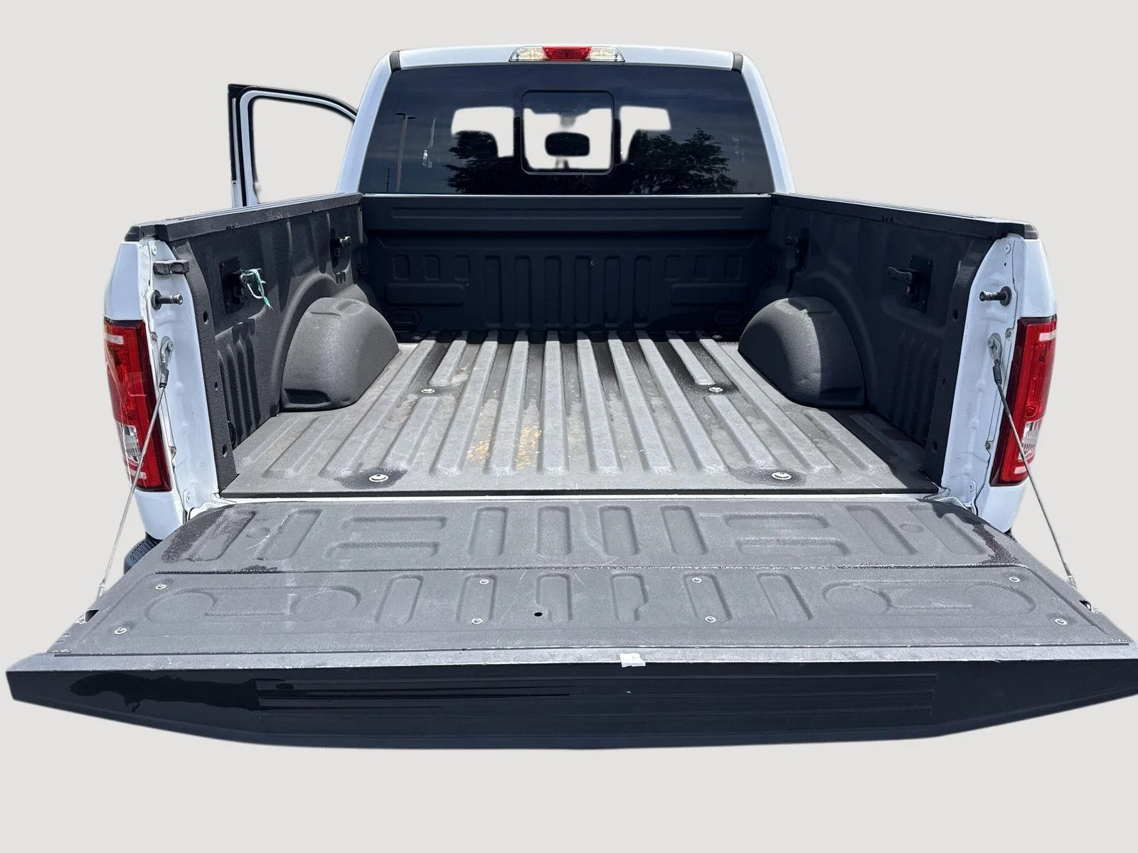 Used 2016 Oxford White/Magnetic Metallic Ford XLT image 6