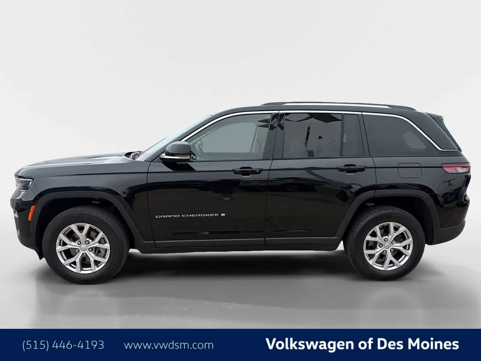Used 2022 Diamond Black Crystal Pearlcoat Jeep Limited image 3