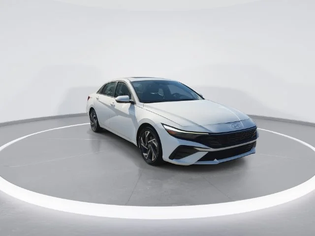Used 2025 White Hyundai SEL Convenience image 2