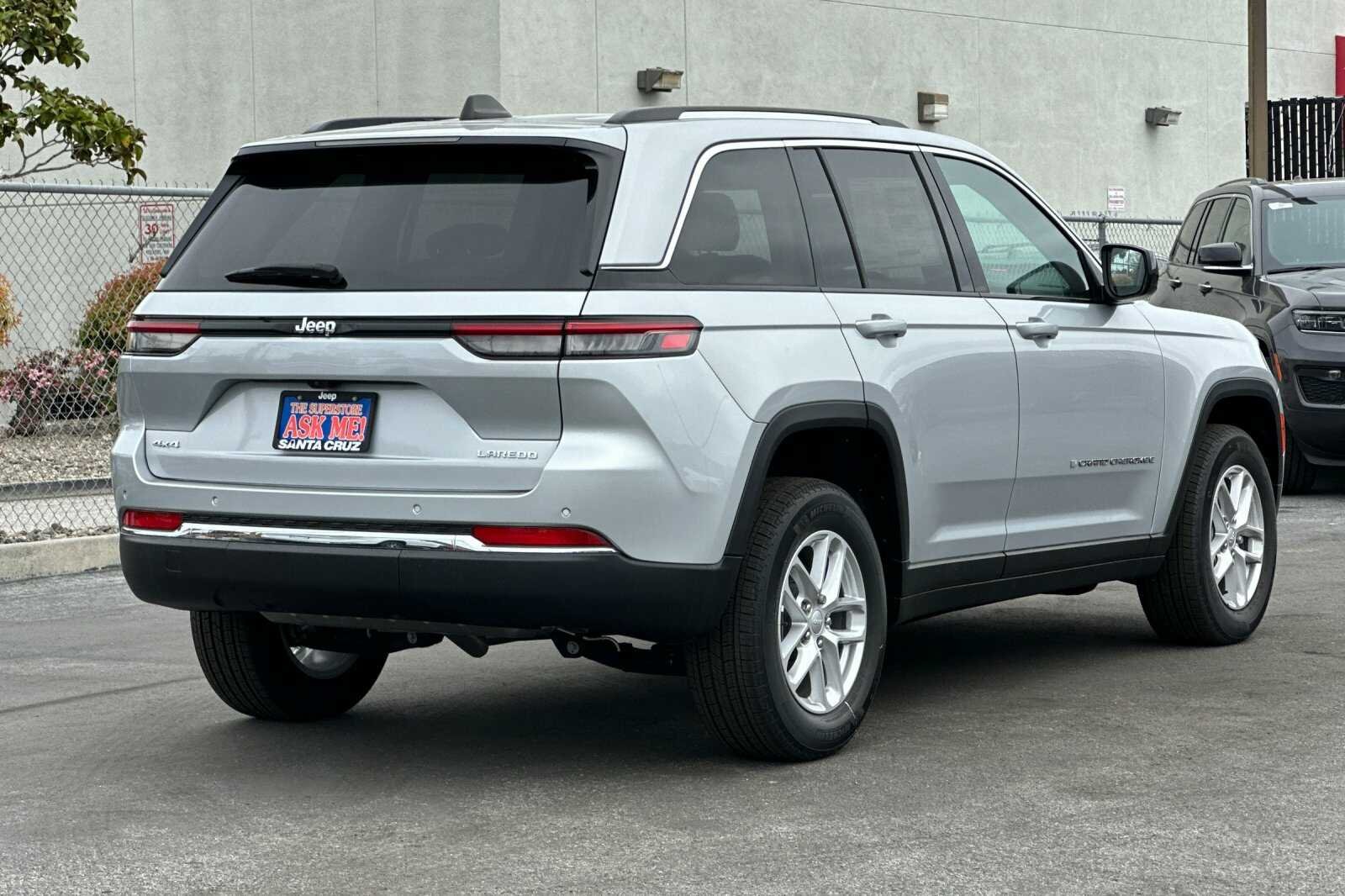 New 2023 Silver Zynith Jeep Laredo X image 4