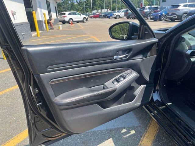 Used 2022 Super Black Nissan 2.5 SR image 10