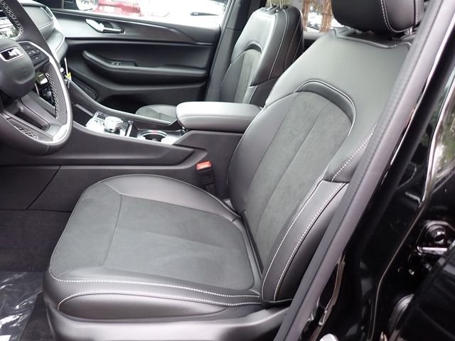 New 2025 Diamond Black Crystal Pearl-Coat Exterior Paint Jeep Altitude X image 12