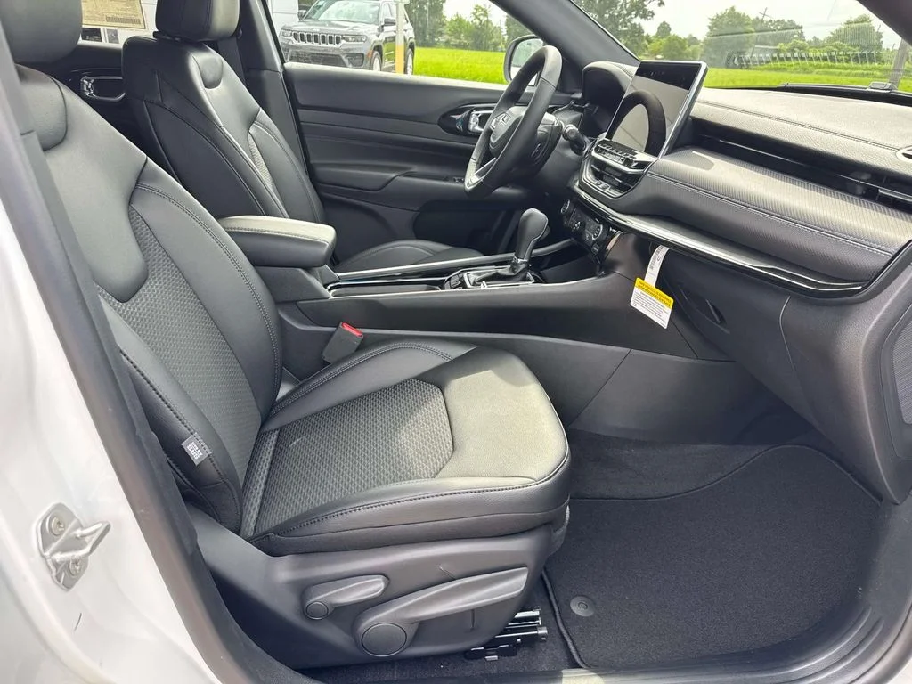 New 2026 White Jeep Latitude image 31