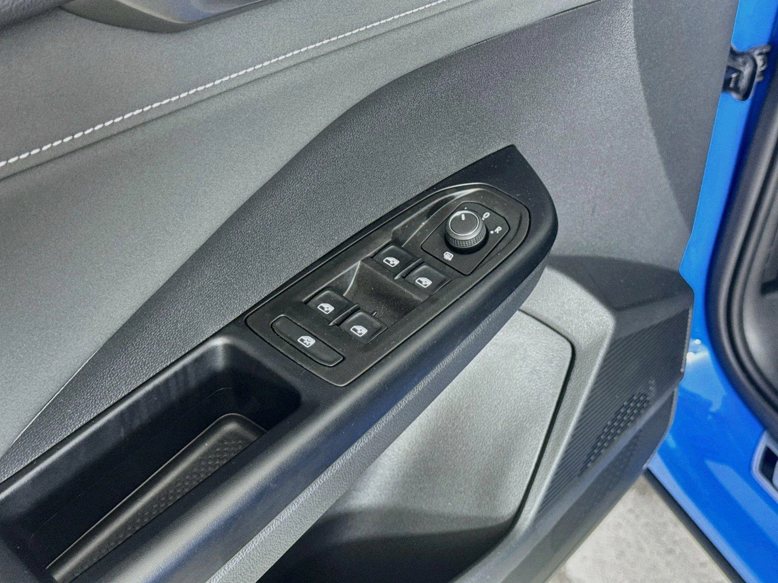 New 2026 Cornflower Blue w/Deep Black Roof Volkswagen SE Black image 17