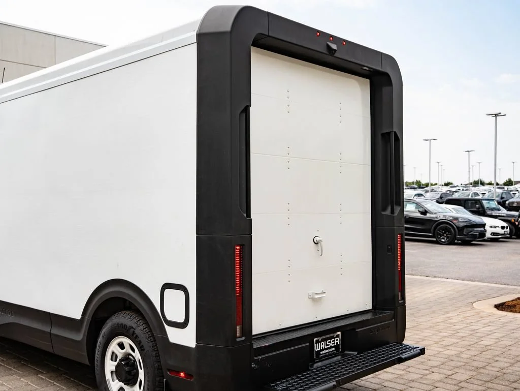 Used 2025 Oyster White Chevrolet 400 image 17