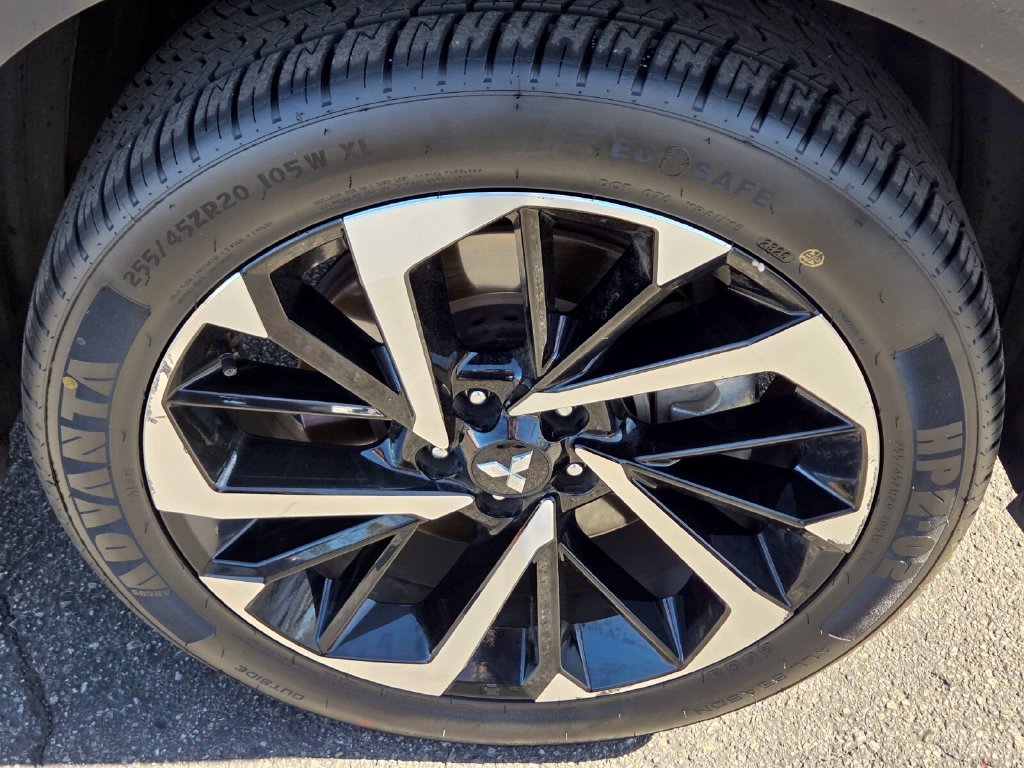 Used 2022  Mitsubishi  image 9