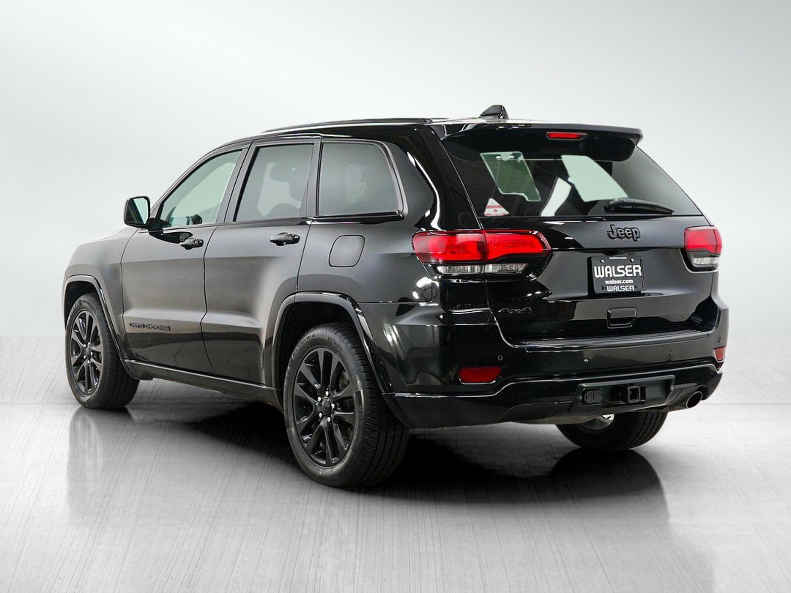 Used 2017 Diamond Black Crystal Pearlcoat Jeep Altitude 4x4 *Ltd Avail* image 4