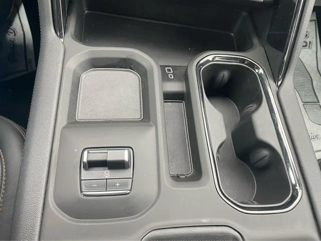 Used 2025 White GMC AT4 image 27