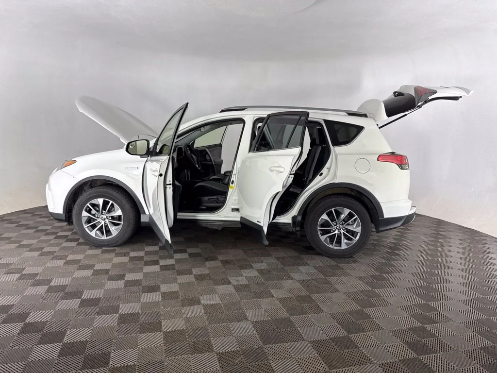 Used 2018 White Toyota LE image 14