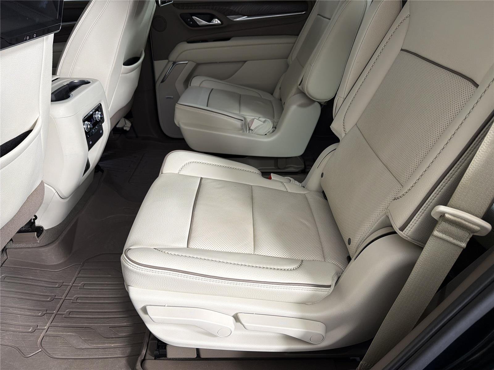 2023 GMC Yukon Denali - Photo 23