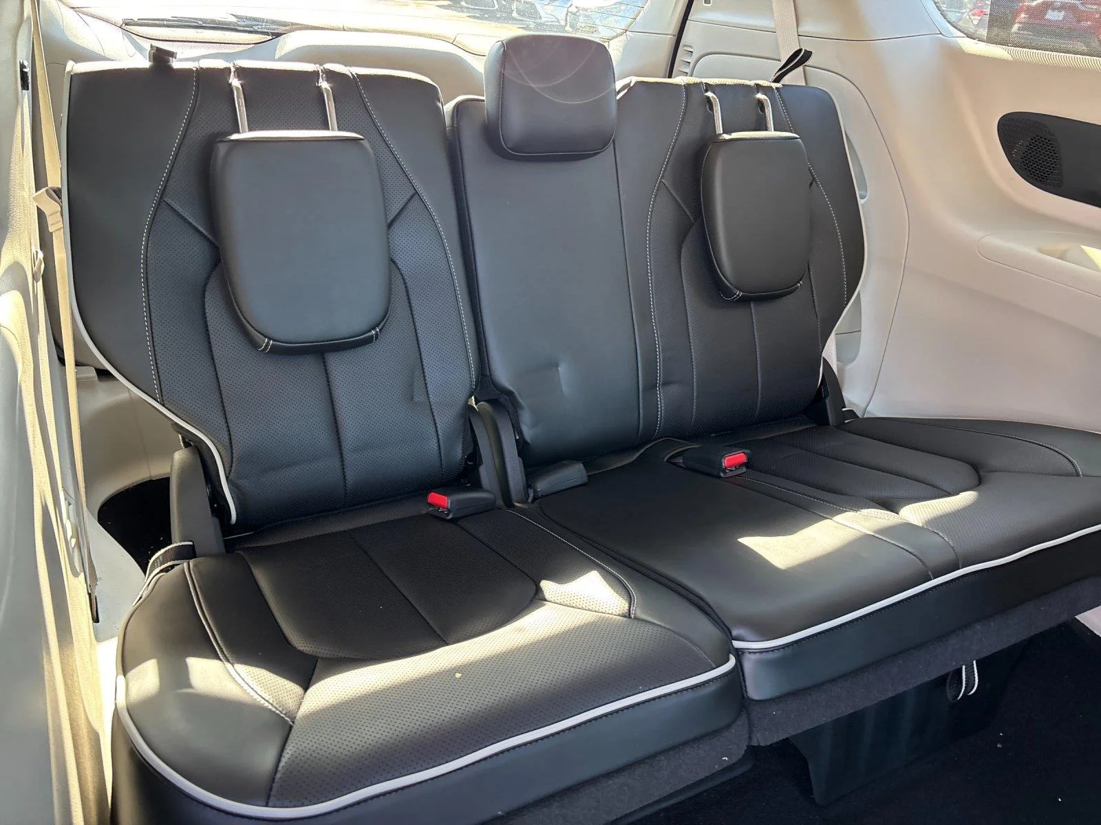 Used 2023  Chrysler Limited image 38