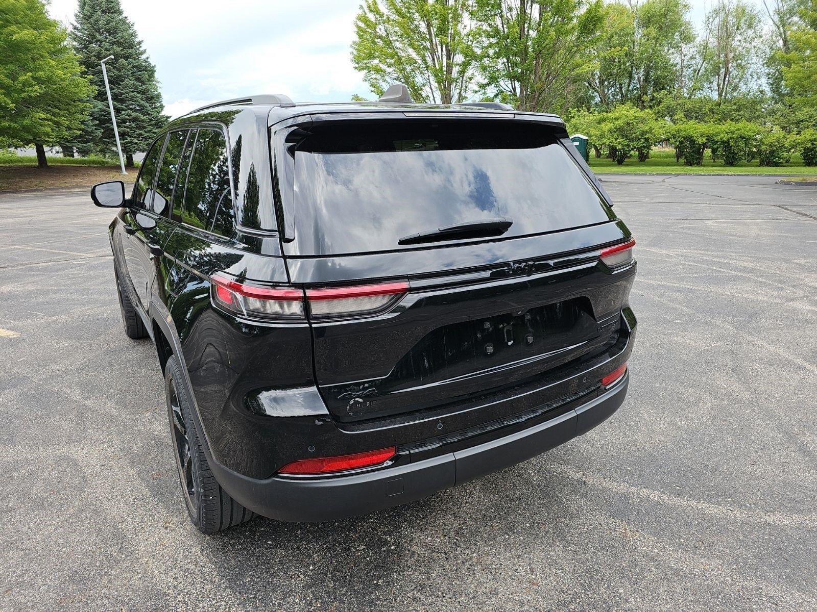 Certified Used 2023 Diamond Black Crystal Pearlcoat Jeep Limited image 3