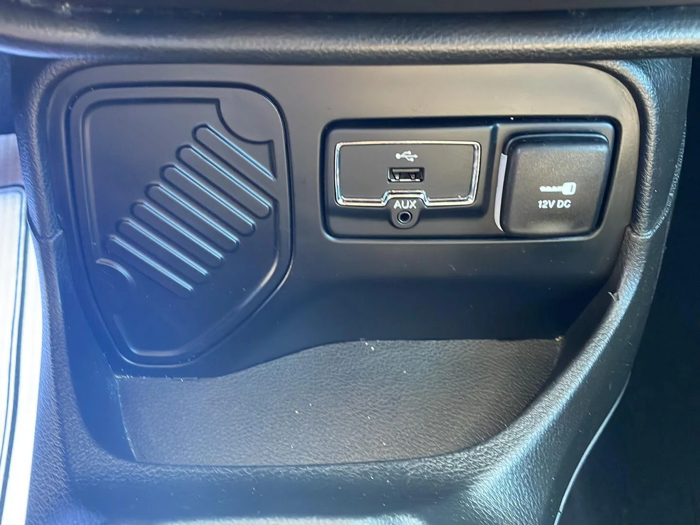 Used 2016 Granite Crystal Metallic Clearcoat Jeep Latitude image 20
