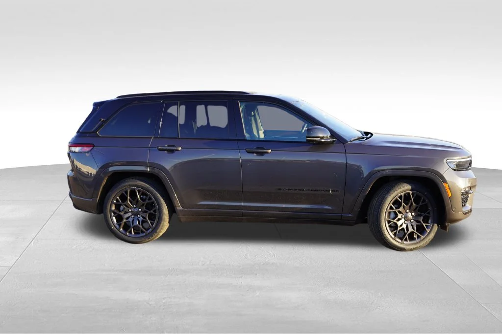 Certified Used 2025 Gray Jeep Summit image 4