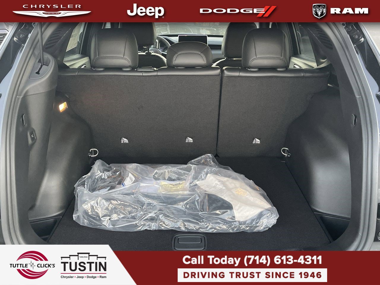 New 2026 Diamond Black Crystal Pearlcoat Jeep Latitude image 27