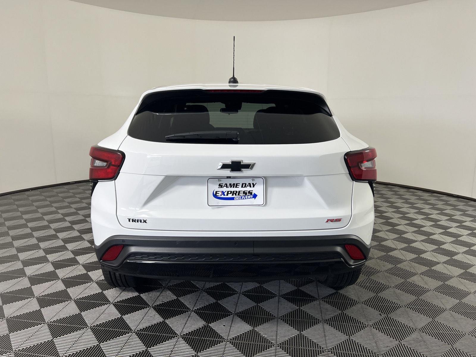 Used 2025 Summit White Chevrolet 1RS image 24