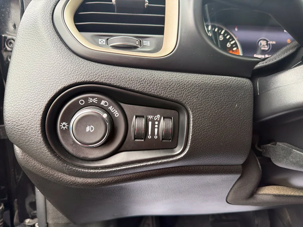 Used 2015 Black Jeep Limited image 19