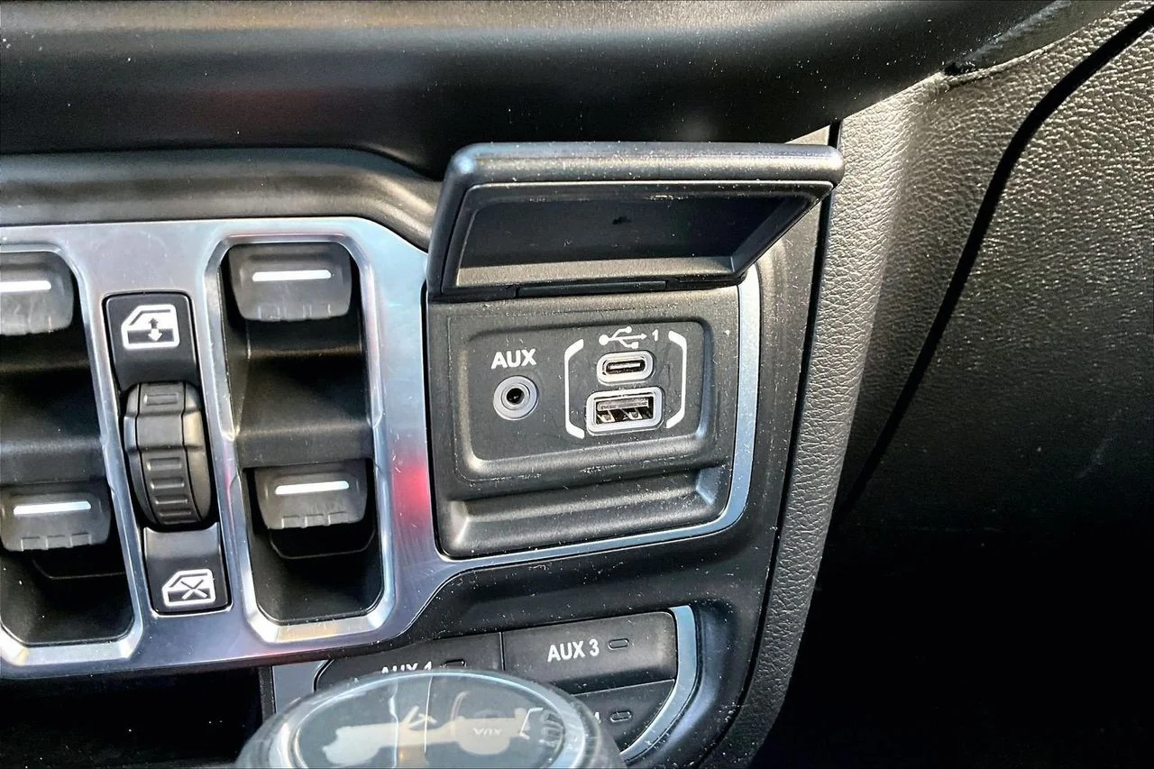Used 2021 Black Jeep Sahara image 16