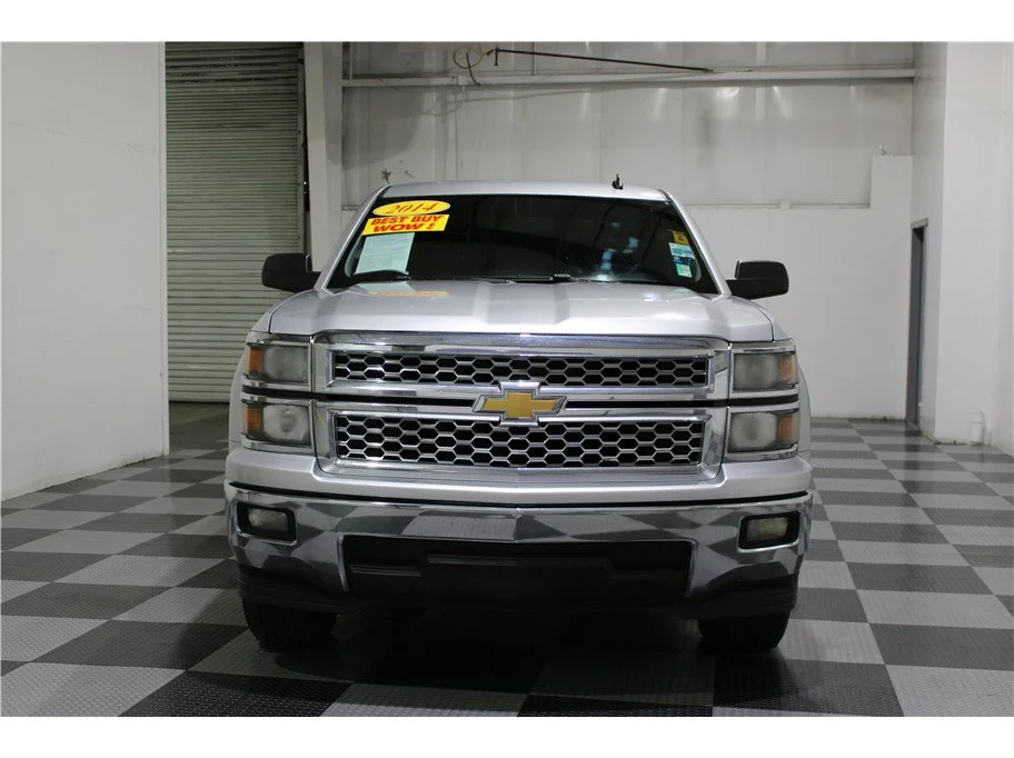 Used 2014 Silver Ice Metallic Chevrolet LT image 2