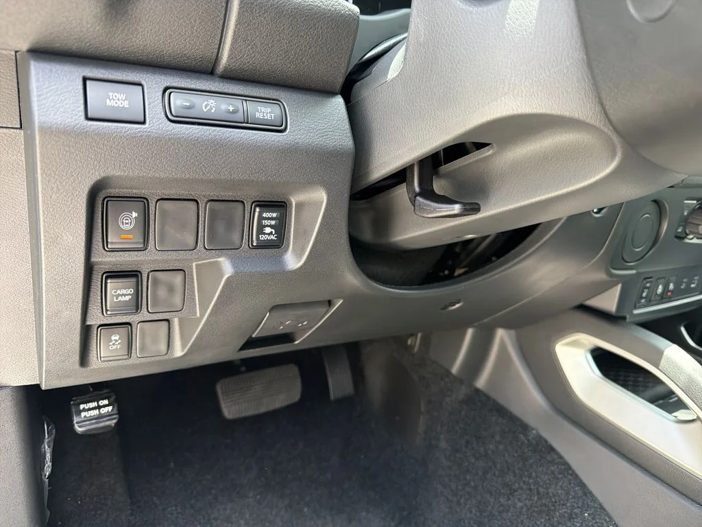 New 2026 Glacier White Nissan Crew Cab SV image 17