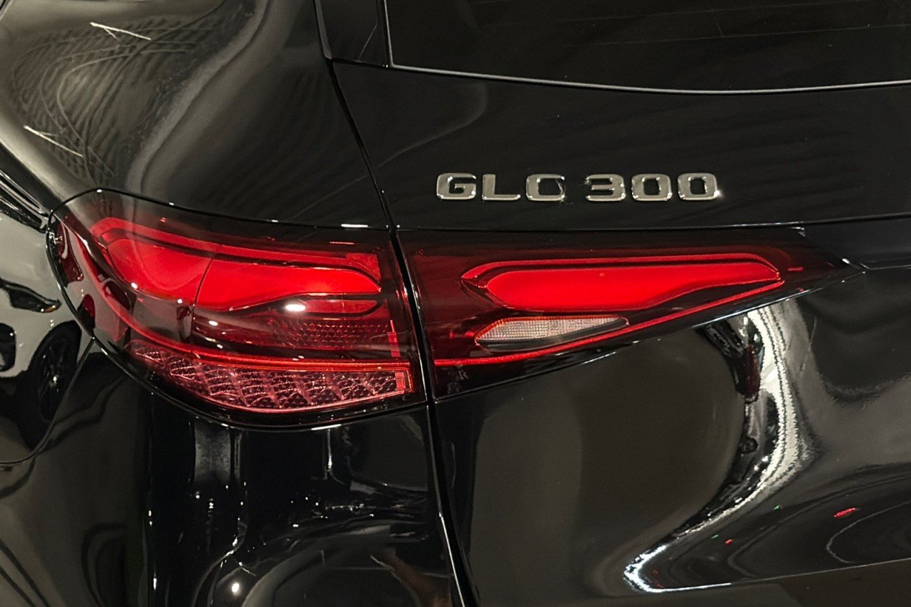 New 2026 Black Mercedes-Benz GLC 300 SUV image 26