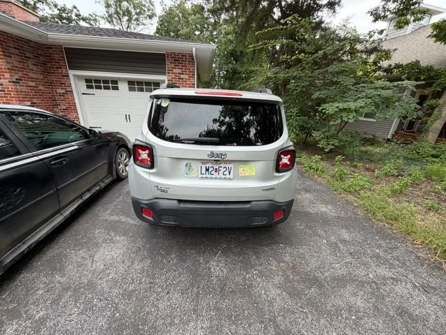 Used 2017 Silver Jeep Latitude image 10