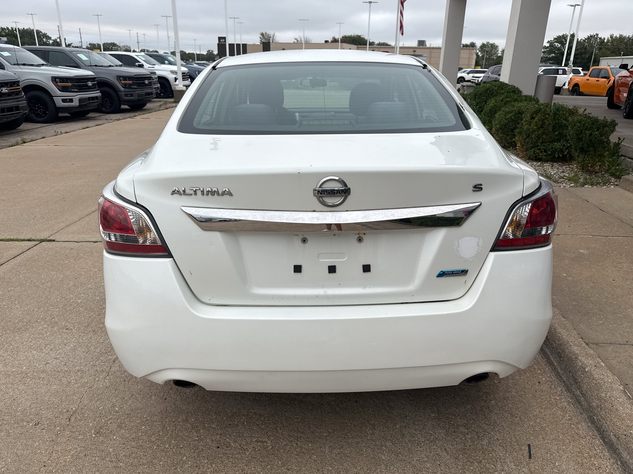 Used 2014 Pearl White Nissan 2.5 S image 12