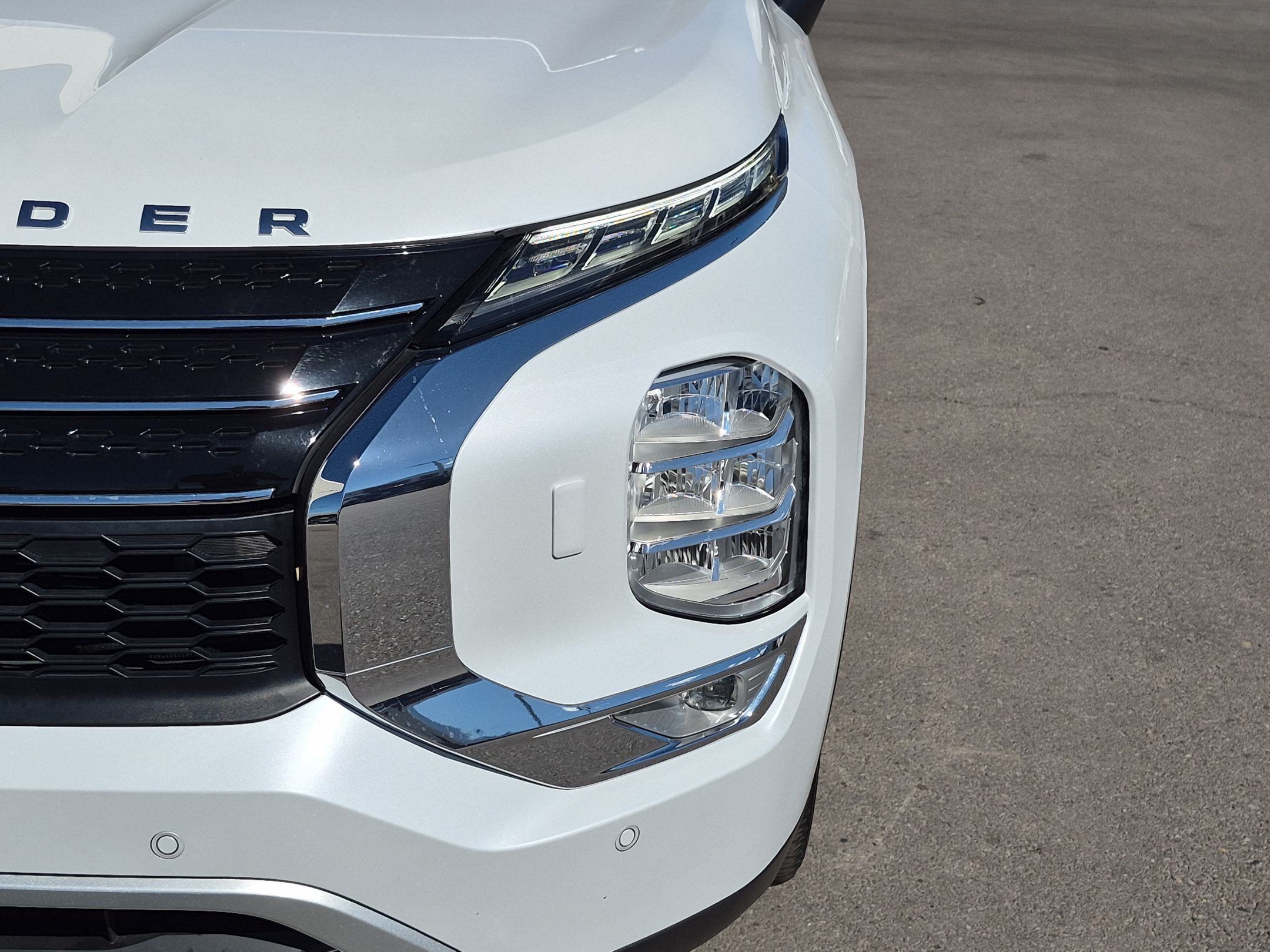 Used 2025 White Mitsubishi SE image 10
