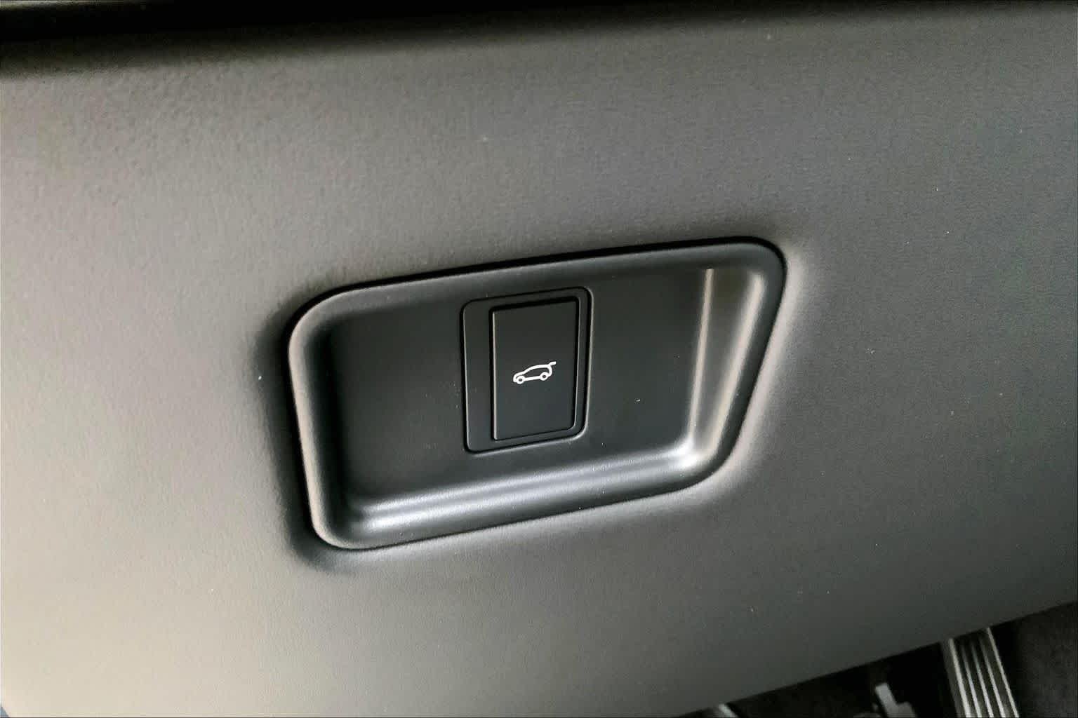 New 2026 Charente Grey Land Rover Dynamic SE image 17