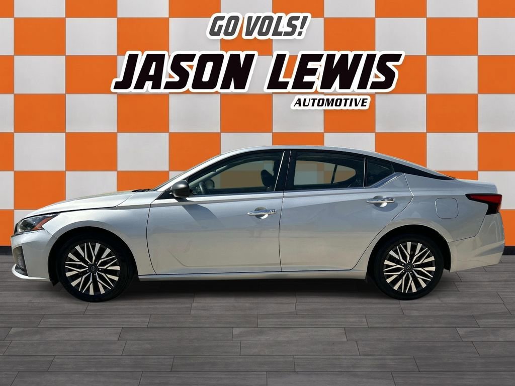 Used 2024 Brilliant Silve Nissan 2.5 SV image 7