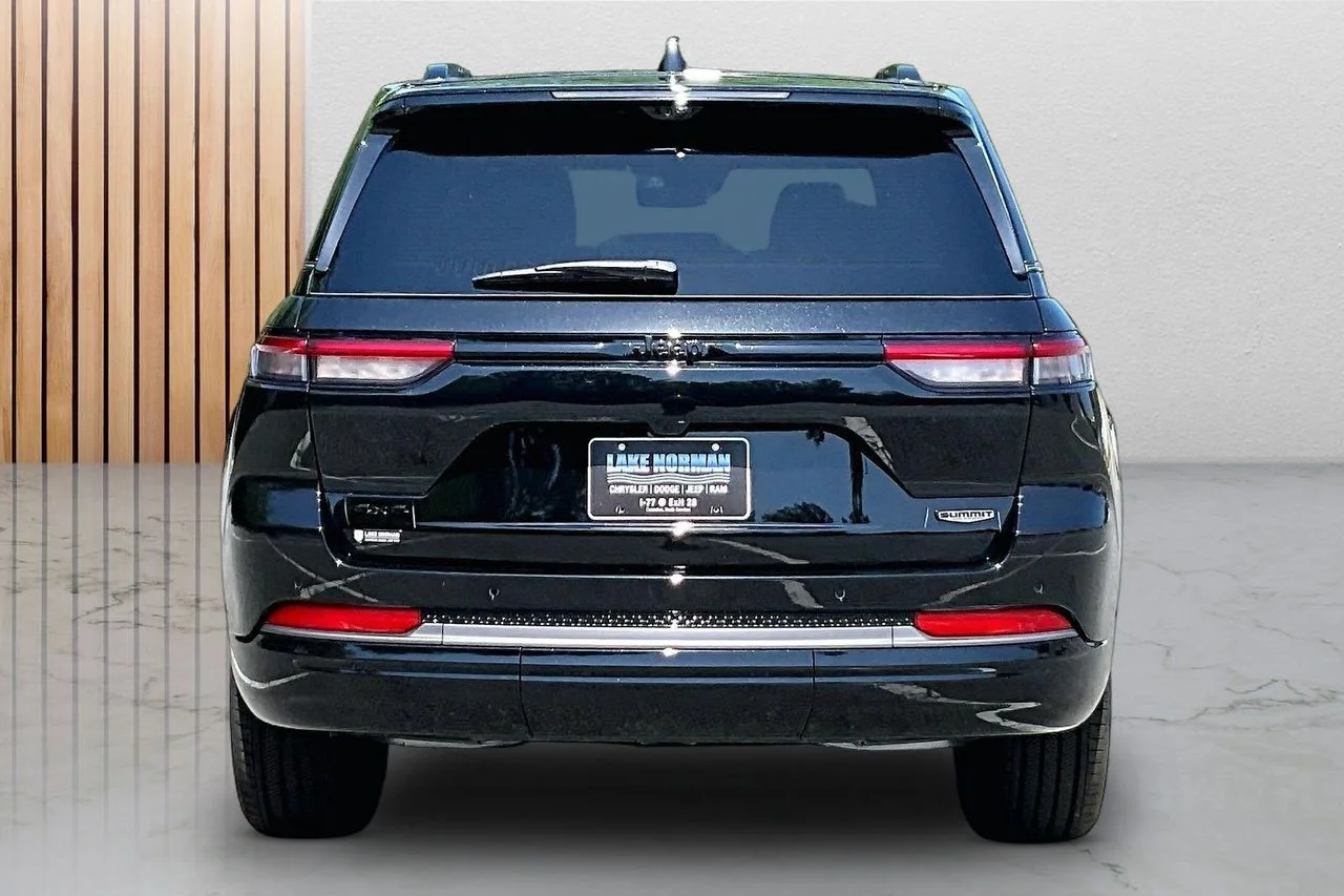 New 2026 Diamond Black Crystal Pearl-Coat Exterior Paint Jeep Summit image 8
