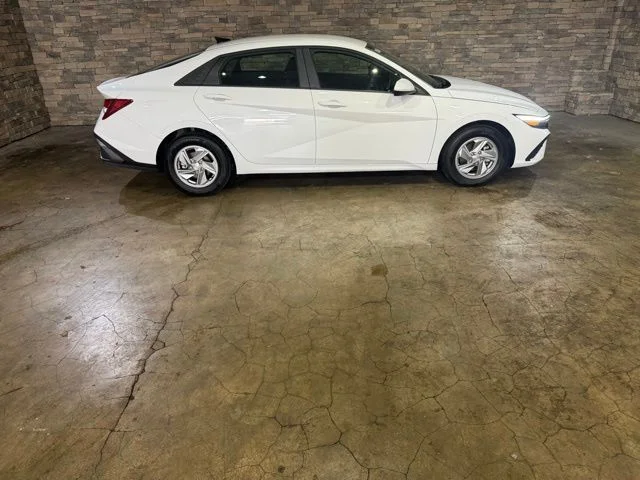 New 2026 White Hyundai SE image 2