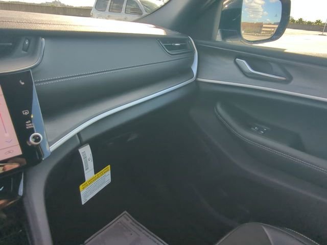 New 2026 Silver Zynith Exterior Paint Jeep Altitude image 19