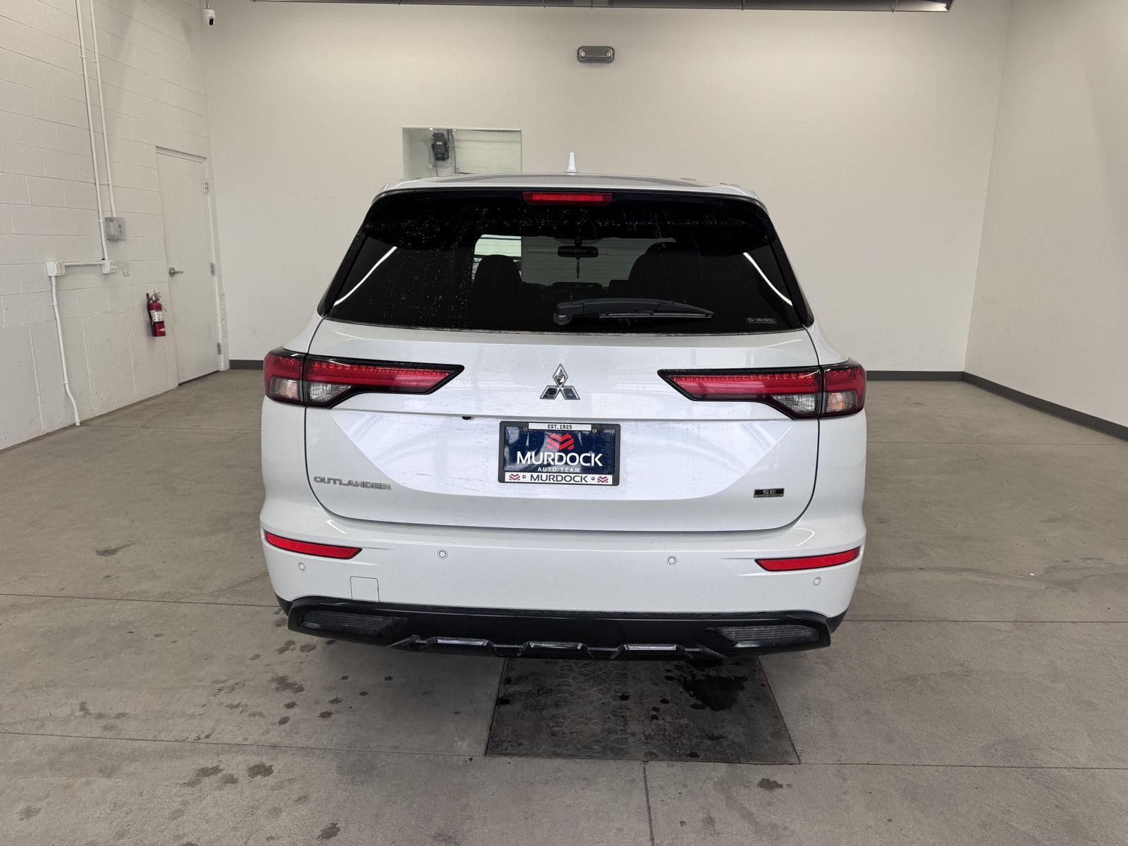 Used 2023 White Diamond Mitsubishi SE Black Edition image 13