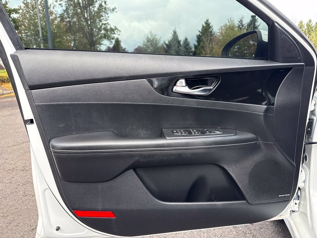 Used 2021 Snow White Pearl Kia EX image 18