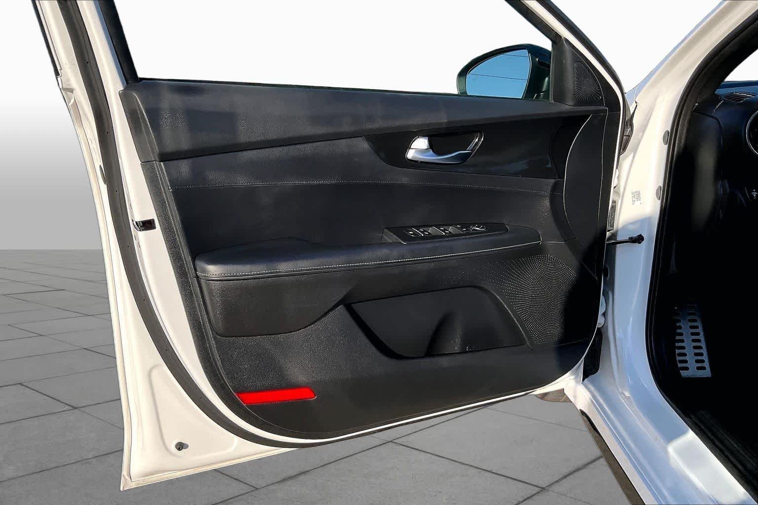 Used 2024 Snow White Pearl Kia GT-Line image 22