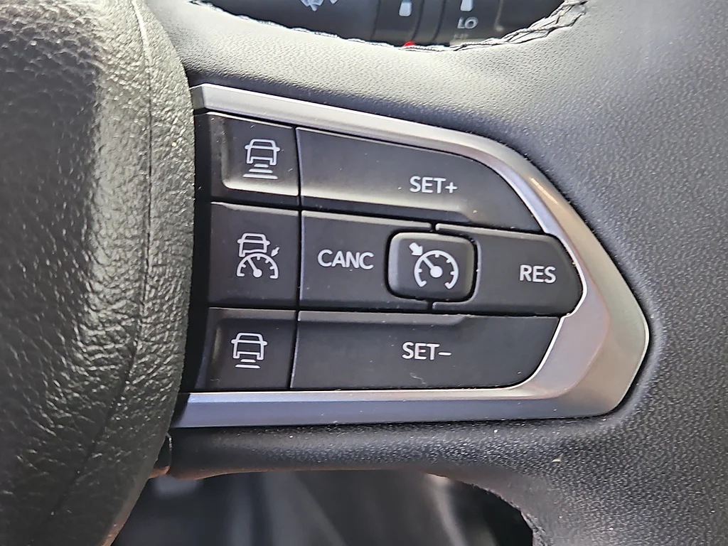 Used 2023 Diamond Black Crystal Pearl Coat Jeep Limited image 23