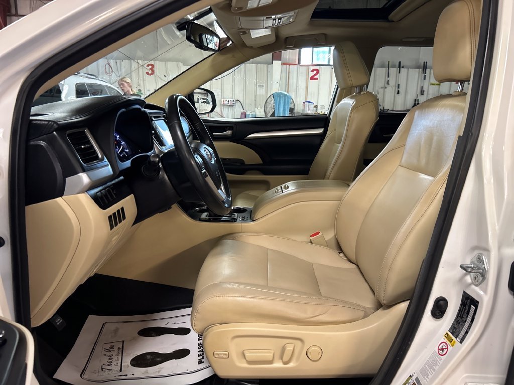 Used 2015 White Toyota XLE V6 image 14