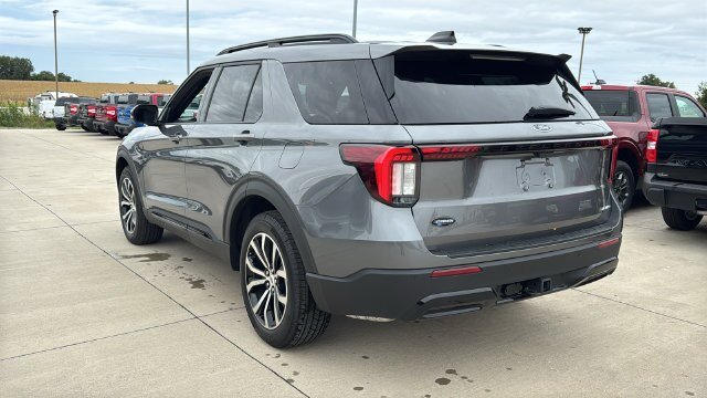 New 2026 Carbonized Gray Metallic Ford ST-Line image 43