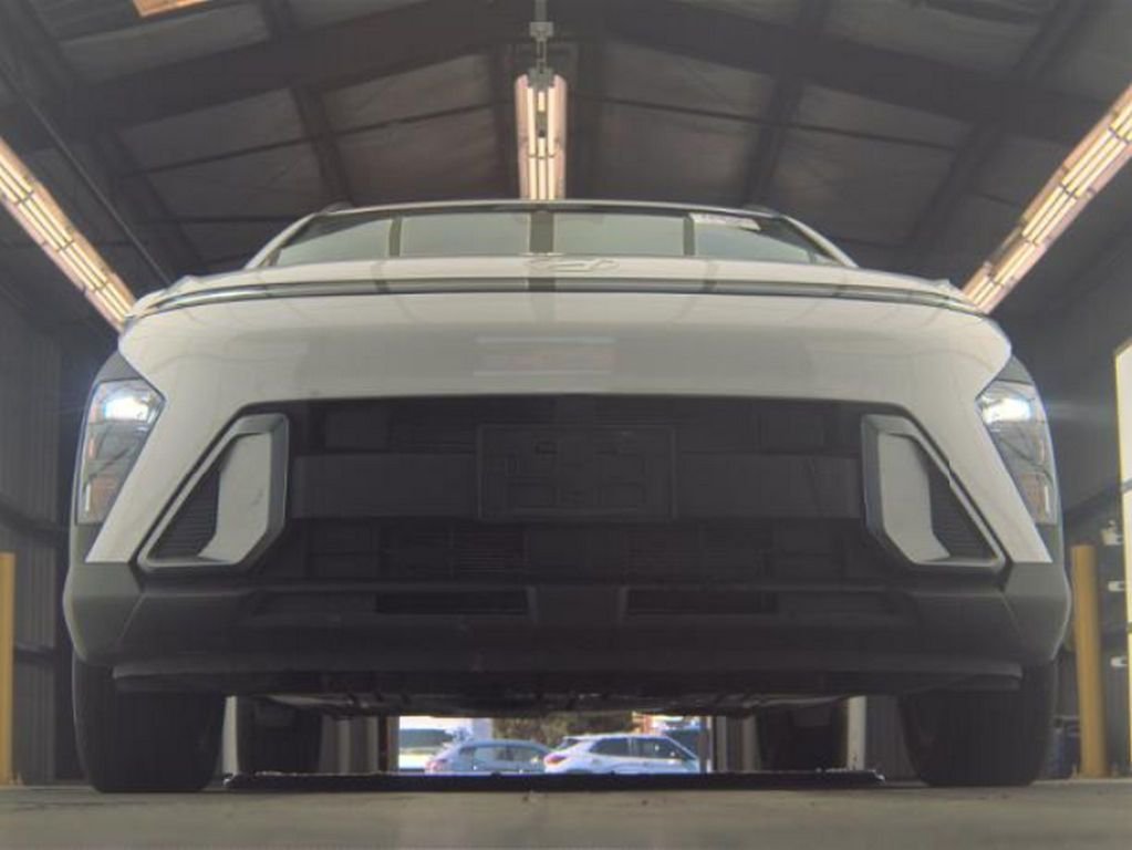 Used 2025 White Hyundai SEL image 3