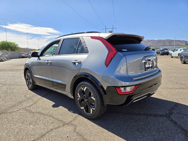New 2026 Steel Gray Kia WIND image 4