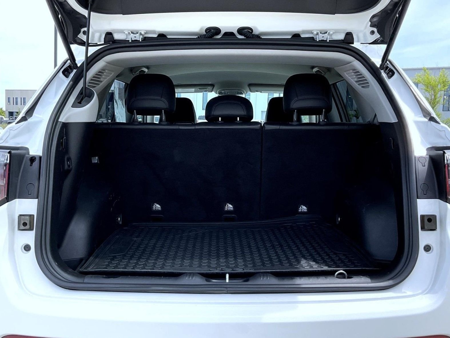Used 2022 White Jeep Latitude image 22