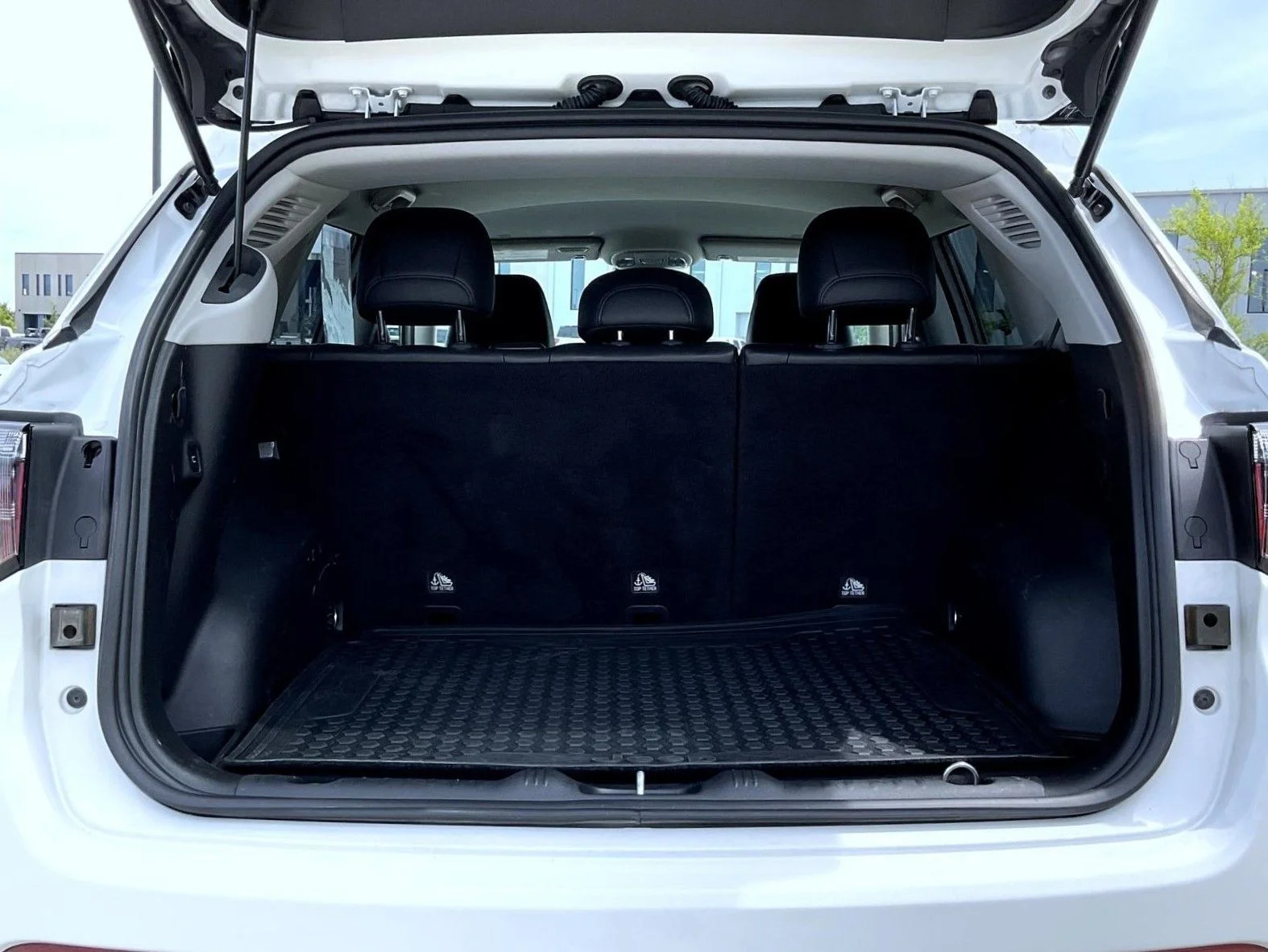 Used 2022 White Jeep Latitude image 22