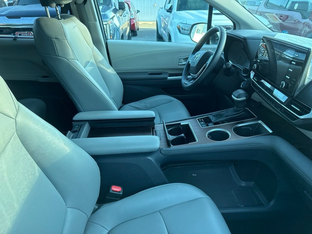 Used 2021 White Toyota XLE image 5
