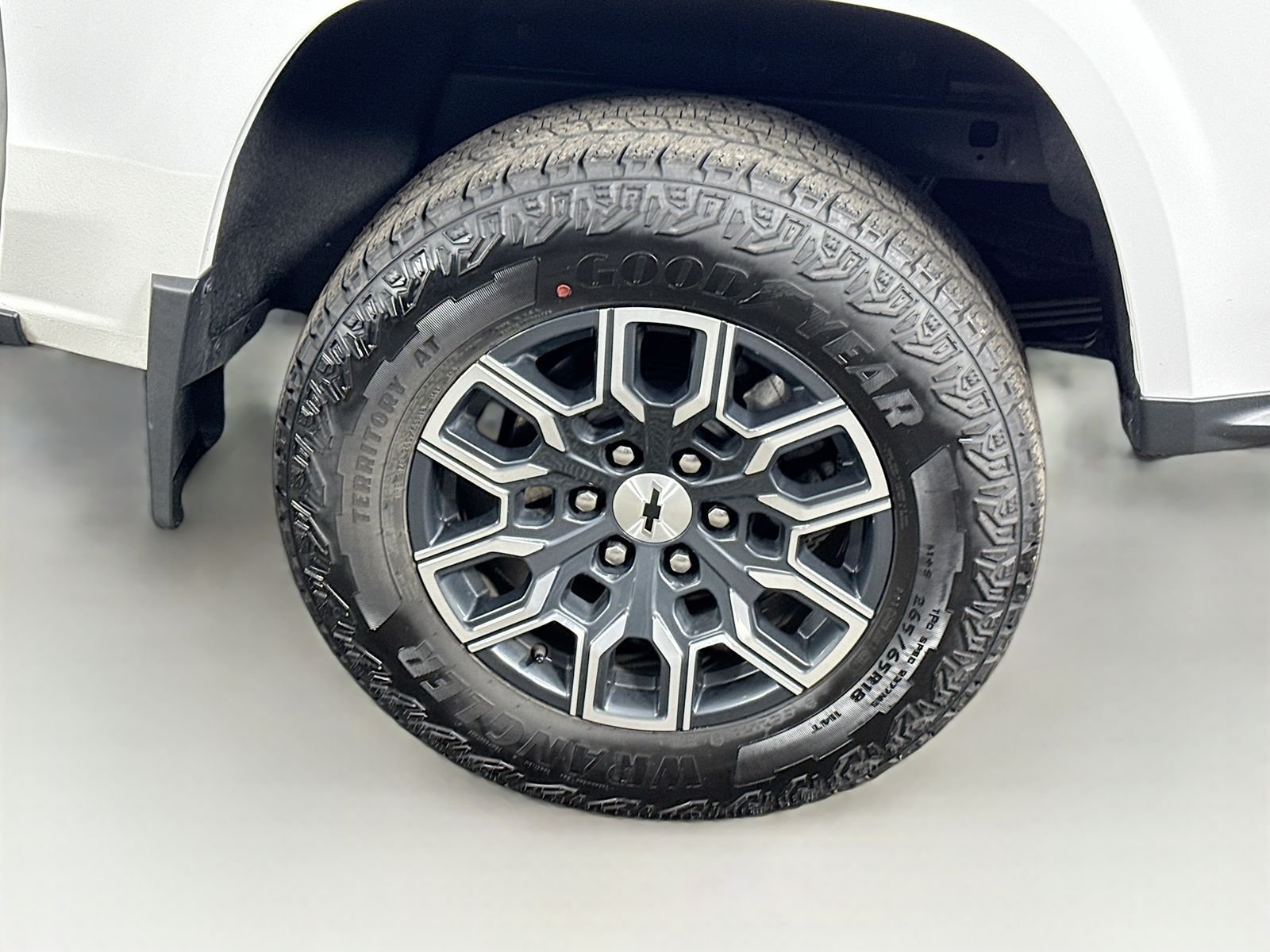Used 2023 Summit White Chevrolet Z71 image 9