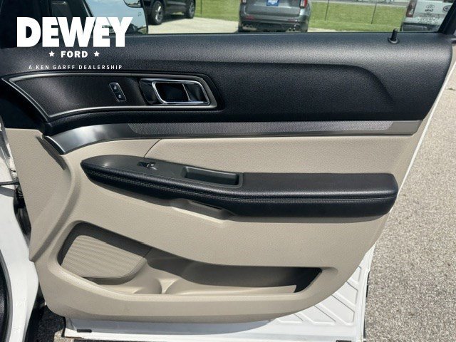 Used 2018 White Platinum Clearcoat Metallic Ford XLT image 36