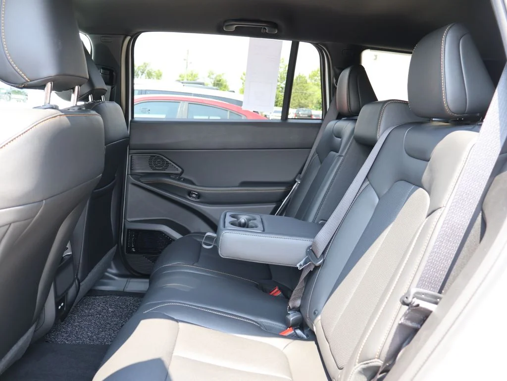 New 2026 Bright White Clear-Coat Exterior Paint Jeep Laredo image 17