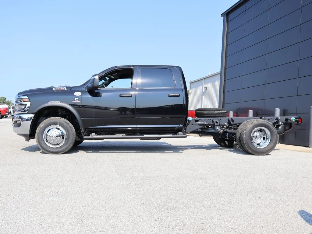 New 2026 Diamond Black Crystal Pearl-Coat Exterior Paint RAM Tradesman image 2